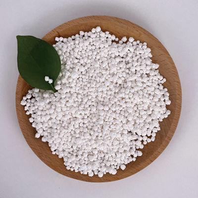 Le calcium sale le chlorure de calcium de CaCl2 de 94% le blanc que blanc de particules perle les granules blancs