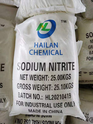 99,0% le nitrite de sodium de la pureté NaNO2 7632-00-0 se décompose à 320°C.
