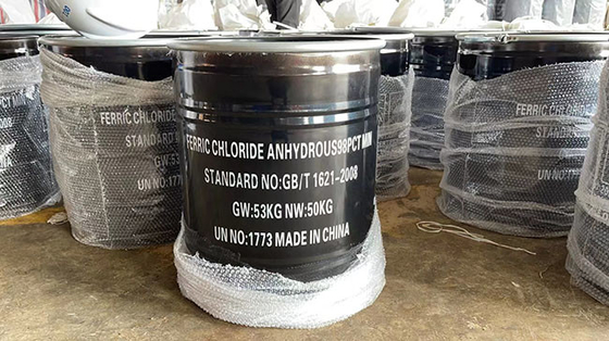 50 kg/tambour FeCL3 Chlorure ferrique utilisé pour la gravure et le traitement de l'eau