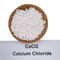 Le calcium sale le chlorure de calcium de CaCl2 de 94% le blanc que blanc de particules perle les granules blancs